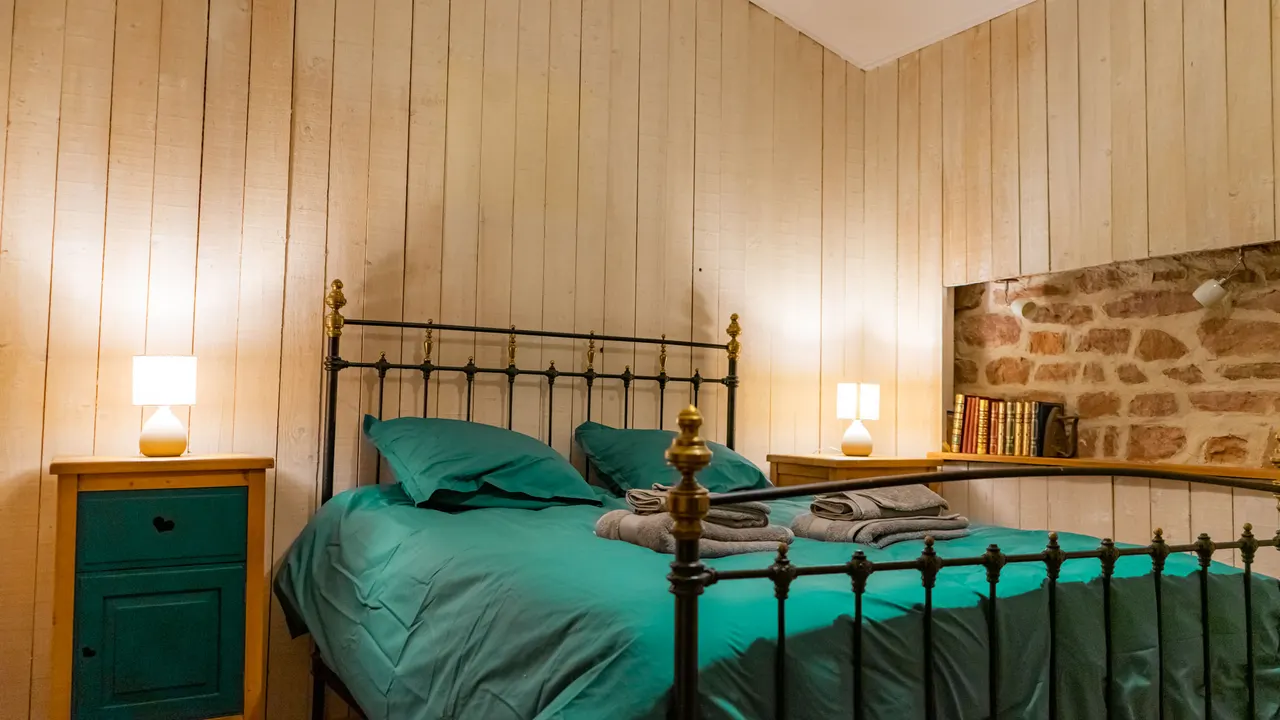 La chambre et son mur en pierre
