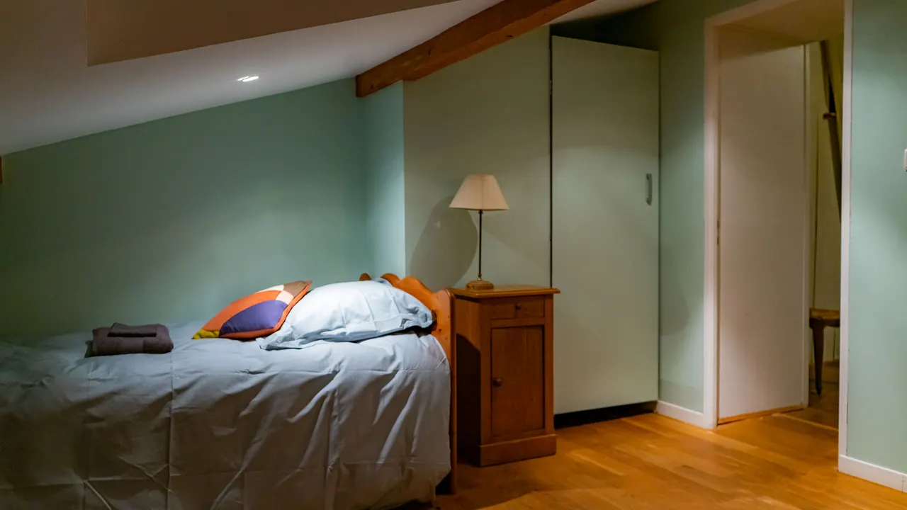 La chambre mansardée aux murs verts