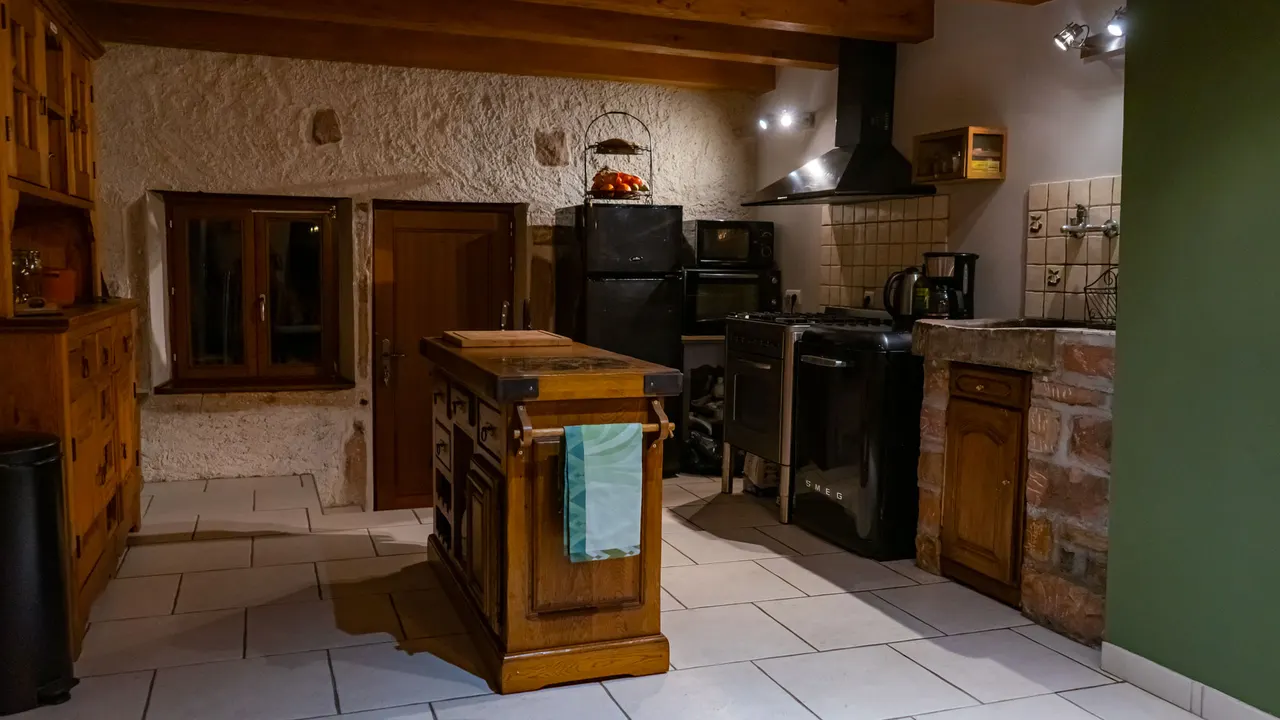 La cuisine authentique et son îlot en bois
