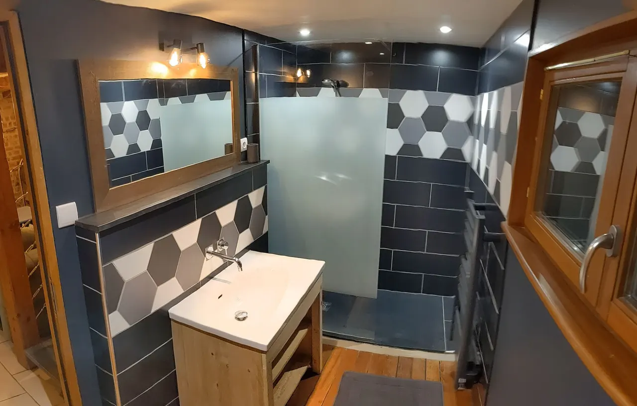 La salle de bain moderne et sa douche