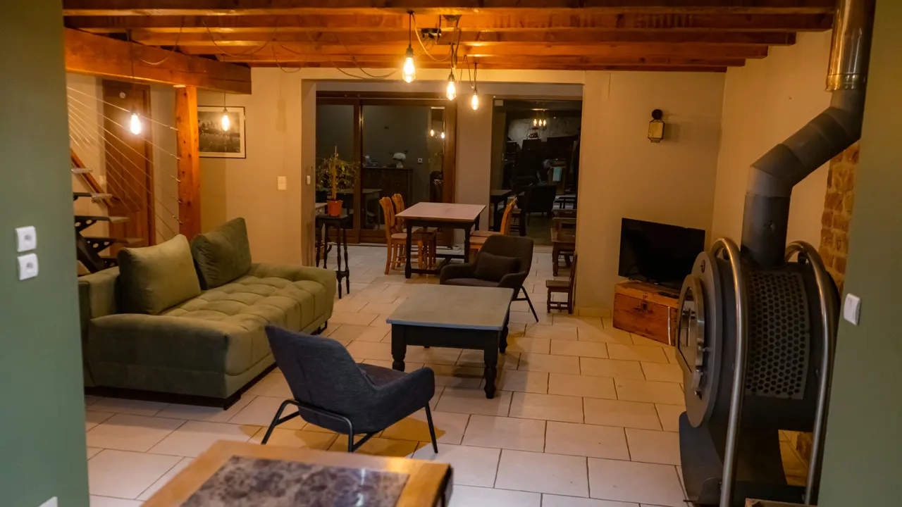 Le salon, son canapé et le poêle à bois