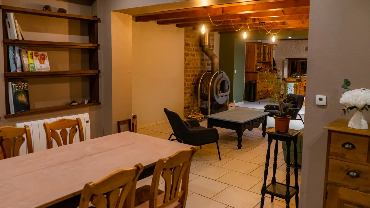 La pièce à vivre : salle à manger, salon et poêle