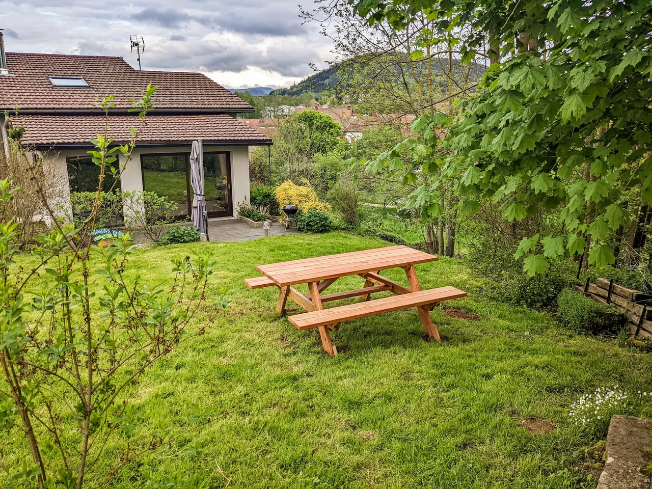 La terrasse dressée pour le repas