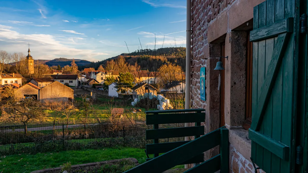 Le village de Docelles et ses collines boisées